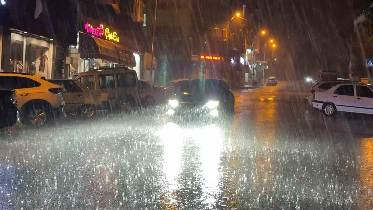 ŞANLIURFA’NIN SİVEREK İLÇESİNDE GECE SAATLERİNDE ETKİLİ OLAN SAĞANAK YAĞIŞ, CADDE VE SOKAKLARDA SU...
