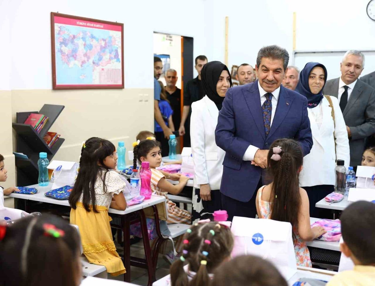 ESENLER BELEDİYESİ, İLÇEDE 1. SINIFA BAŞLAYAN ÖĞRENCİLERE BU YIL DA TEMEL KIRTASİYE...
