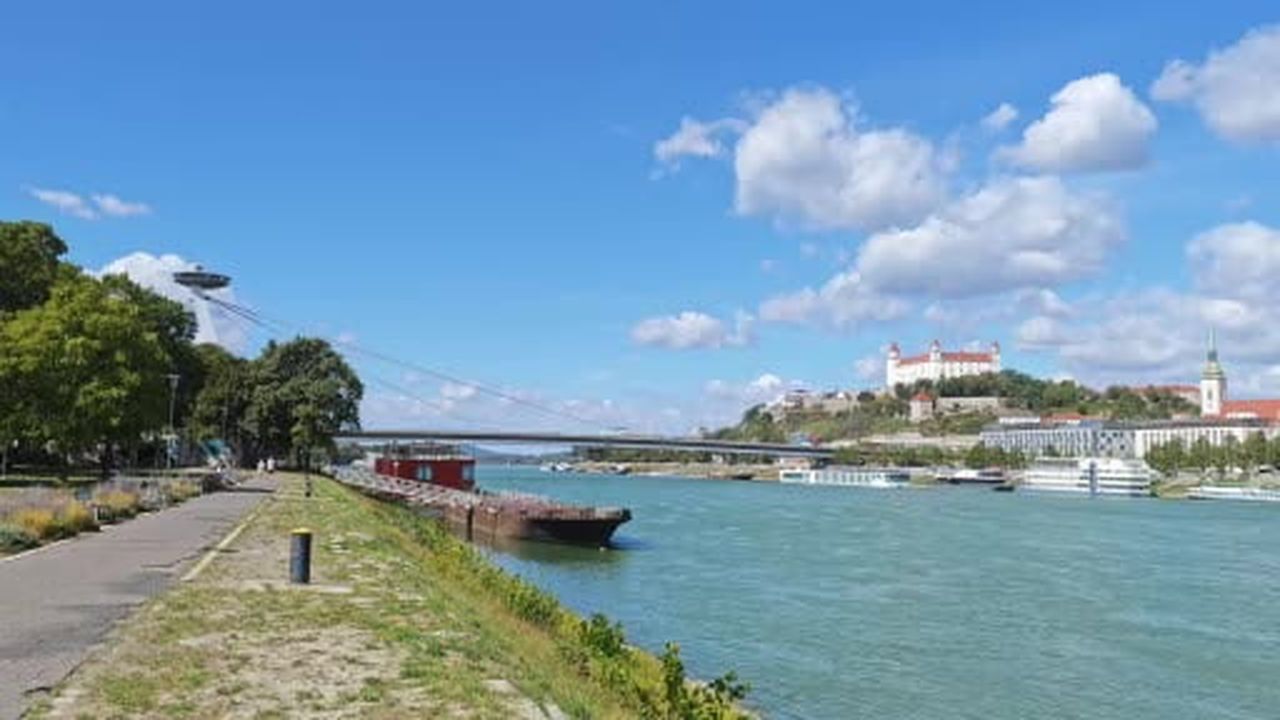 Avrupa'nın en büyük nehirlerinden biri olan Tuna Nehri'nin Slovakya'daki debisi tarihi sebiyeye...