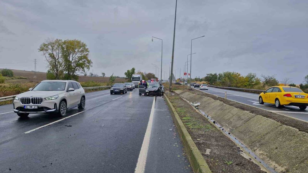 TEKİRDAĞ-İSTANBUL YOLU GAZİOĞLU KAVŞAĞI’NDA YAĞIŞ NEDENİYLE KAYGANLAŞAN YOLDA KONTROLDEN ÇIKAN...