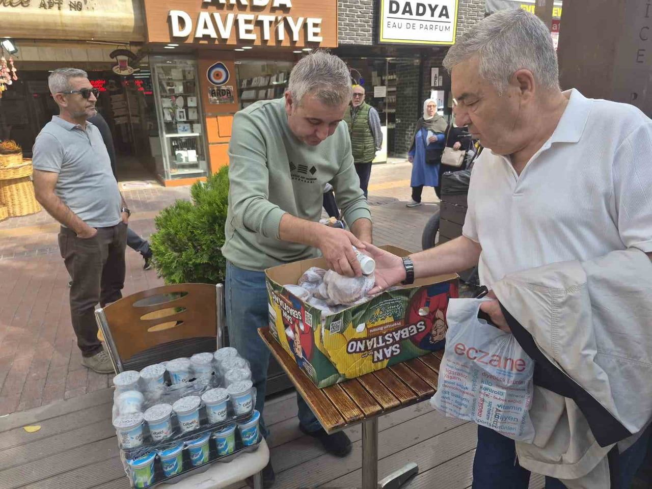 ESKİŞEHİR’İN TARİHİ HAMAMYOLU CADDESİ’NDE ESNAFLIK YAPAN MEHMET HORUZ, VATANDAŞLARIN BAĞIŞLARIYLA...