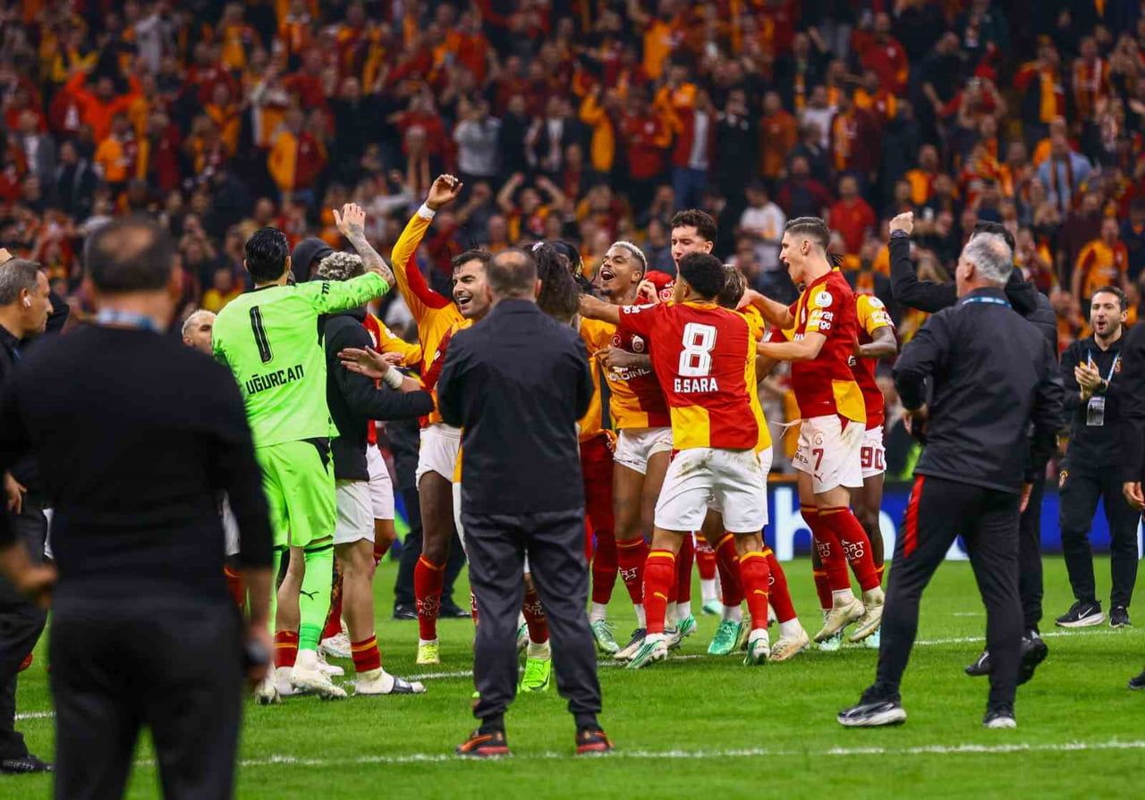 GALATASARAY, FENERBAHÇE İLE TRENDYOL SÜPER LİG'DE OYNADIĞI 5 KARŞILAŞMADA 3 GALİBİYET, 2...