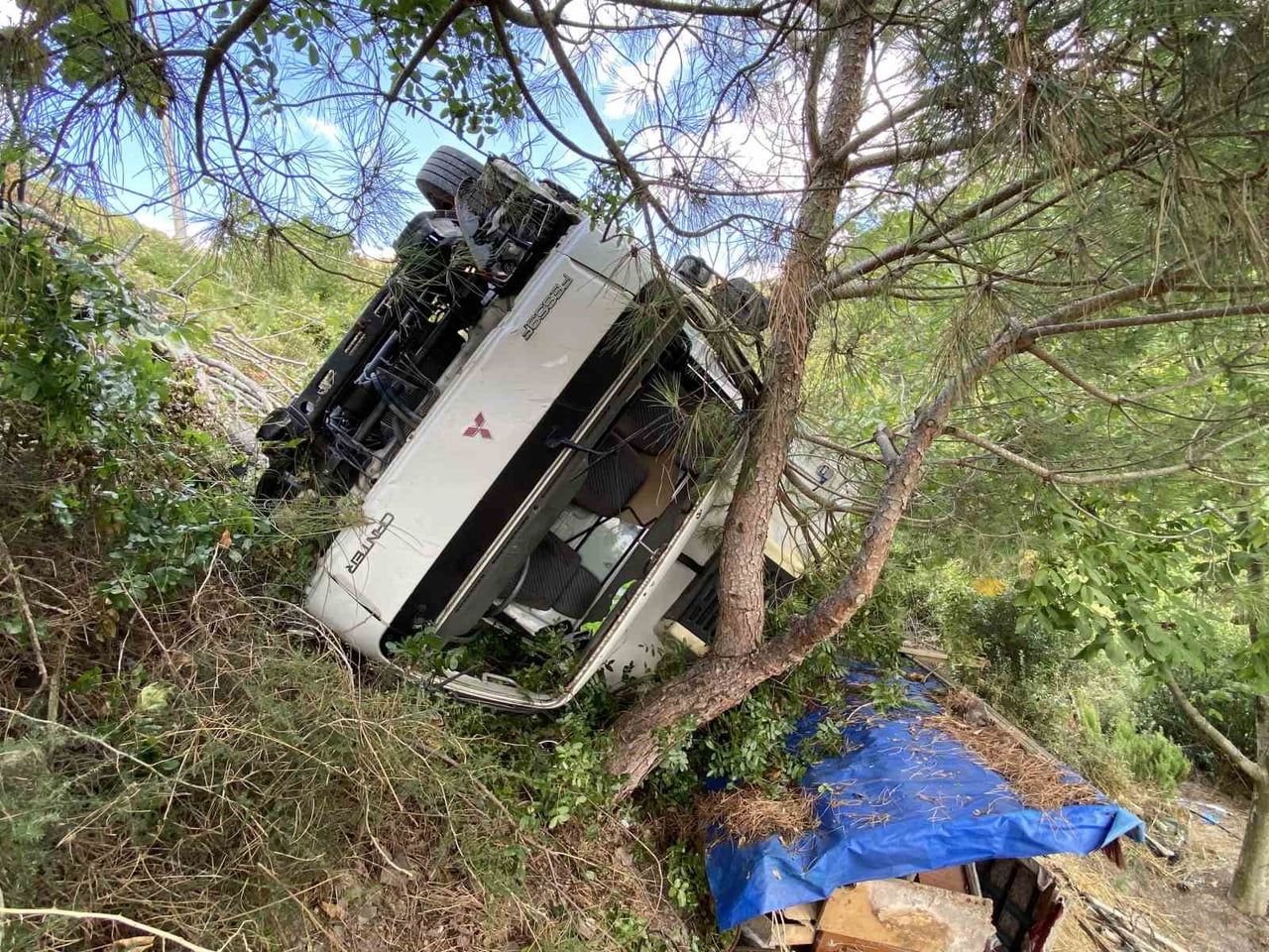 KOCAELİ'DE YASAK TABELASINA RAĞMEN RAMPAYA GİREN GIDA YÜKLÜ KAMYON, BARİYERLERİ KIRARAK UÇURUMA...