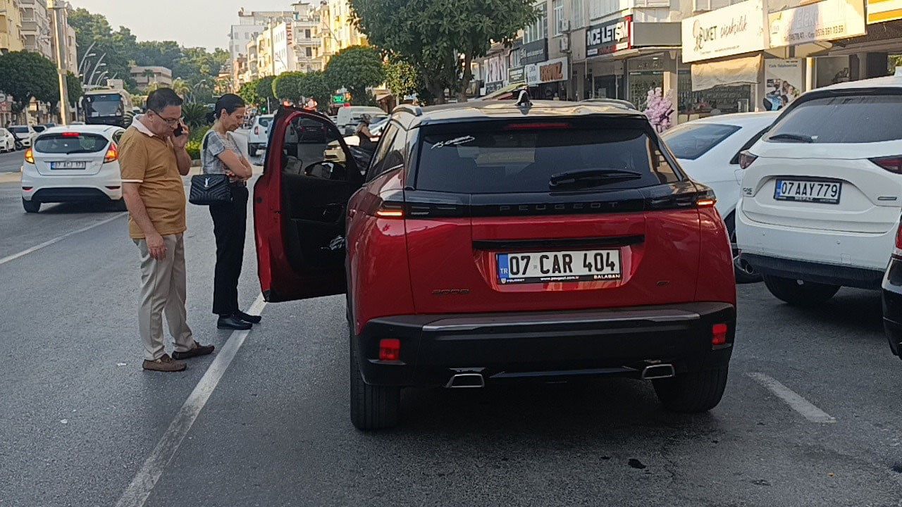 ANTALYA’NIN MANAVGAT İLÇESİNDE ANİDEN AÇILAN OTOMOBİLİN KAPISINA ÇARPAN MOTOSİKLET SÜRÜCÜSÜ...