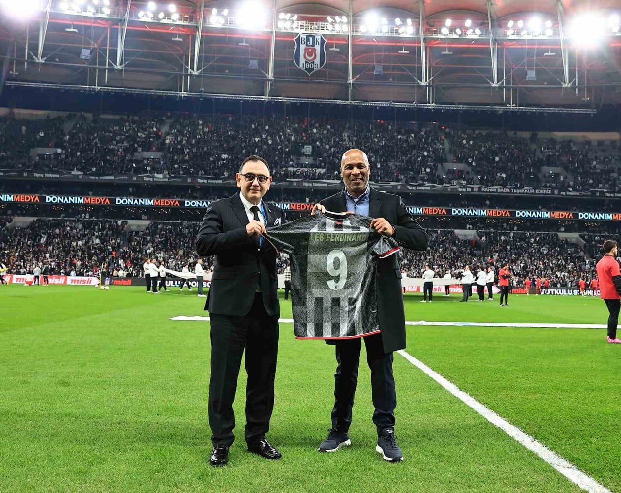 BEŞİKTAŞ’IN ESKİ FUTBOLCUSU LES FERDİNAND (SAĞ), SİYAH-BEYAZLI TARAFTARLARIN TAKIMA VERDİĞİ...