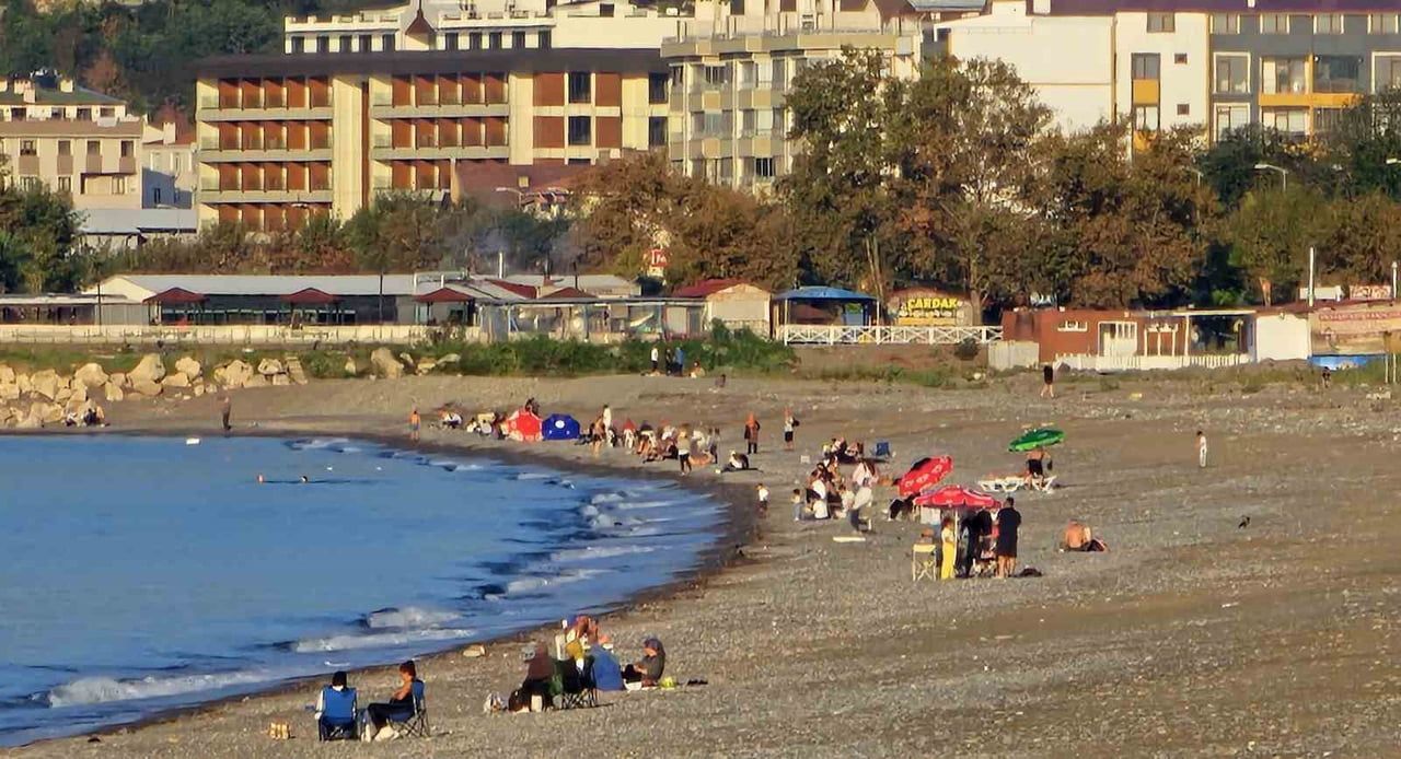 KASTAMONU'NUN CİDE İLÇESİNDE HAVA SICAKLIĞININ 25 DERECEYE YÜKSELMESİNİ FIRSAT BULAN VATANDAŞLAR...