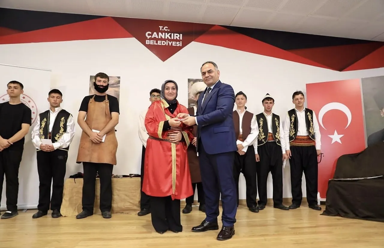 VALİ HÜSEYİN ÇAKIRTAŞ, YILIN AHİSİ SEÇİLEN CANAN YAŞAR'A ÖDÜLÜNÜ TAKDİM ETTİ.
