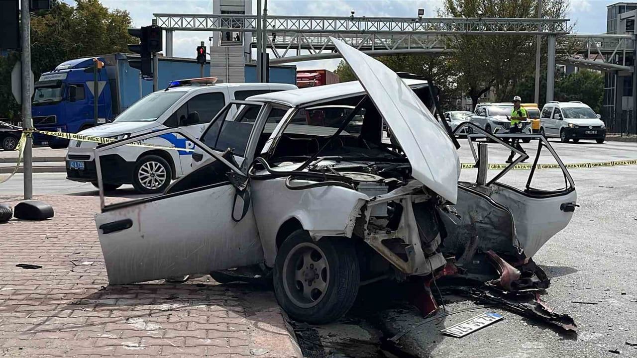 KONYA’DA 2 OTOMOBİLİN ÇARPIŞMASI SONUCU MEYDANA GELEN KAZADA 3’Ü AĞIR 4 KİŞİ YARALANDI. KAZADA...