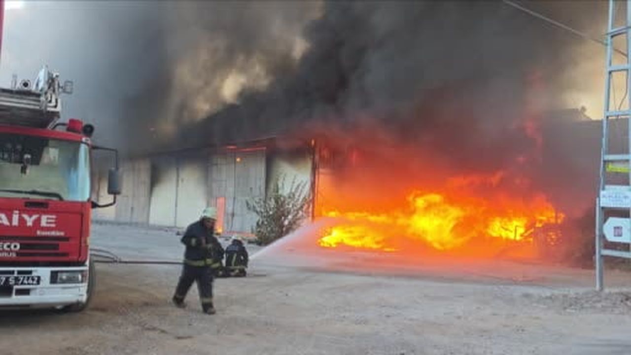 Antalya’da depo yangını: Ekiplerin müdahalesi sürüyor