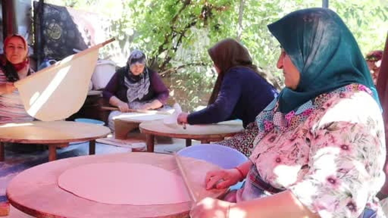 Kadınların kış hazırlığı: Tandır başında imece usulü ekmek pişiriyorlar
