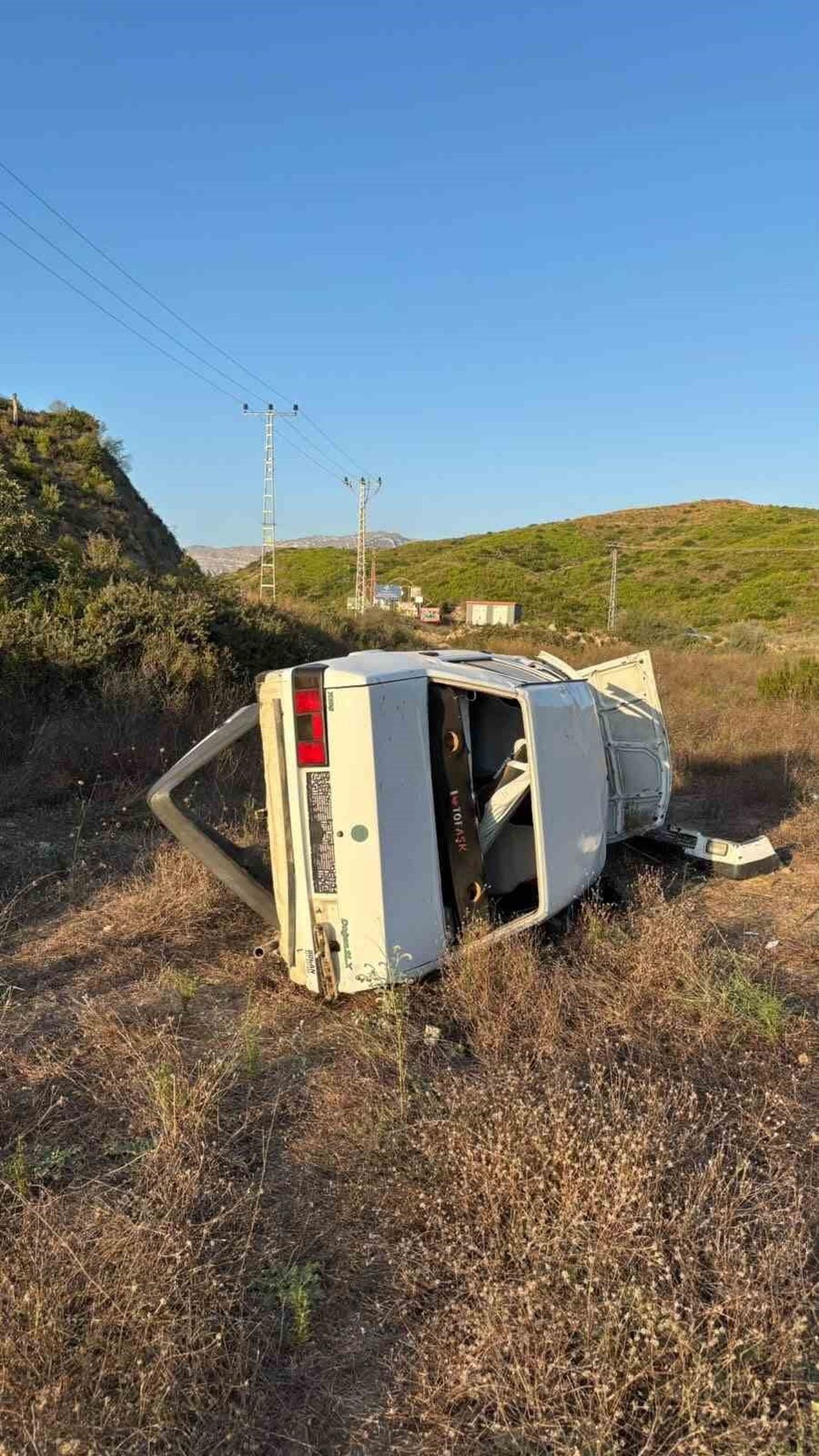 ANTALYA’NIN MANAVGAT İLÇESİNDE DİREKSİYON HAKİMİYETİNİ KAYBEDEREK ŞARAMPOLE YUVARLANAN OTOMOBİLİN...