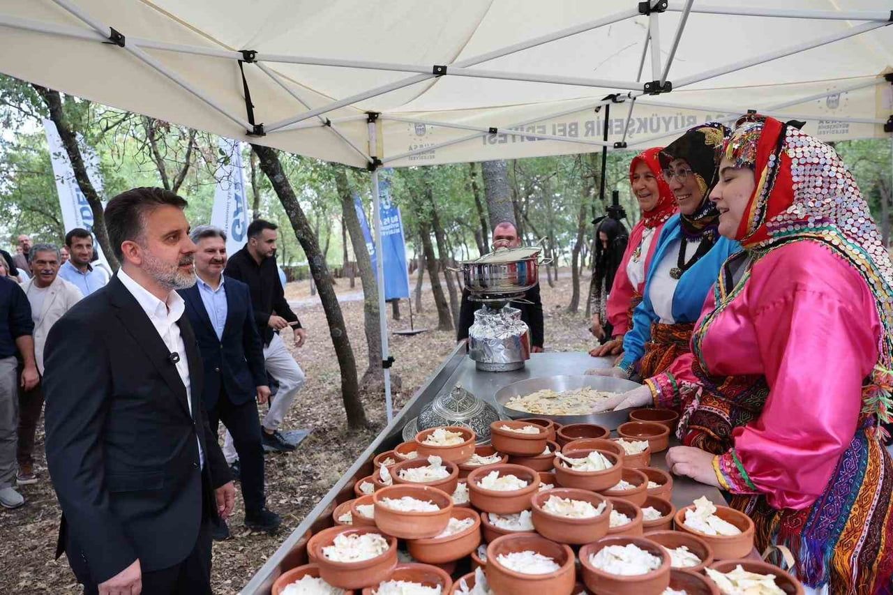 MBURSA BÜYÜKŞEHİR BELEDİYESİ BAŞKAN VEKİLİ ŞAHİN BİBA, STANTLARI GEZDİ