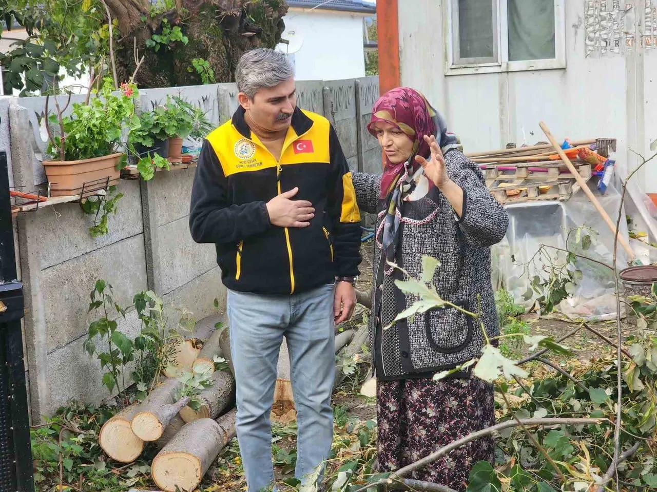 DÜZCE’NİN YAYAKBAŞI KÖYÜNDE OLUMSUZ HAVA KOŞULLARI NEDENİYLE BİR EVİN ÜZERİNE DEVRİLEN AĞAÇ, İL...