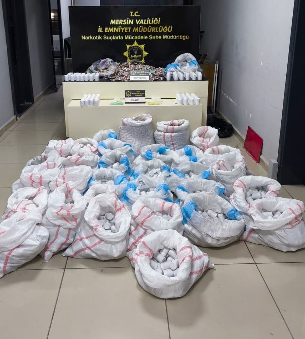 MERSİN'DE ŞEHİR HASTANESİNİN AÇIK OTOPARKINDAKİ BİR ARAÇTA YAPILAN ARAMADA 256 BİN 900 ADET...