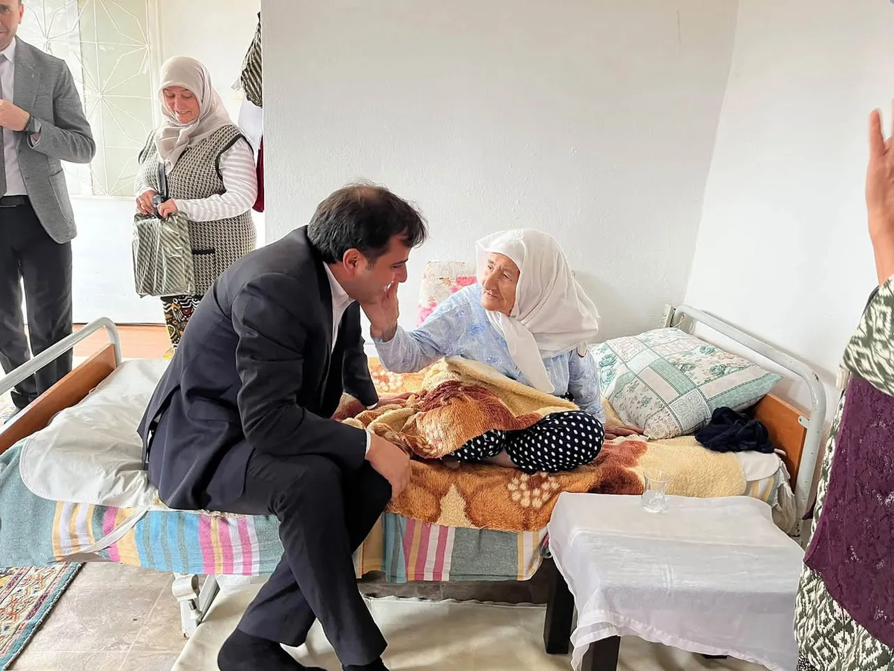 MANİSA'NIN KULA İLÇESİNDE KAYMAKAM TALHA ALTUNTAŞ, 1 EKİM DÜNYA YAŞLILAR GÜNÜ DOLAYISIYLA EMRE...