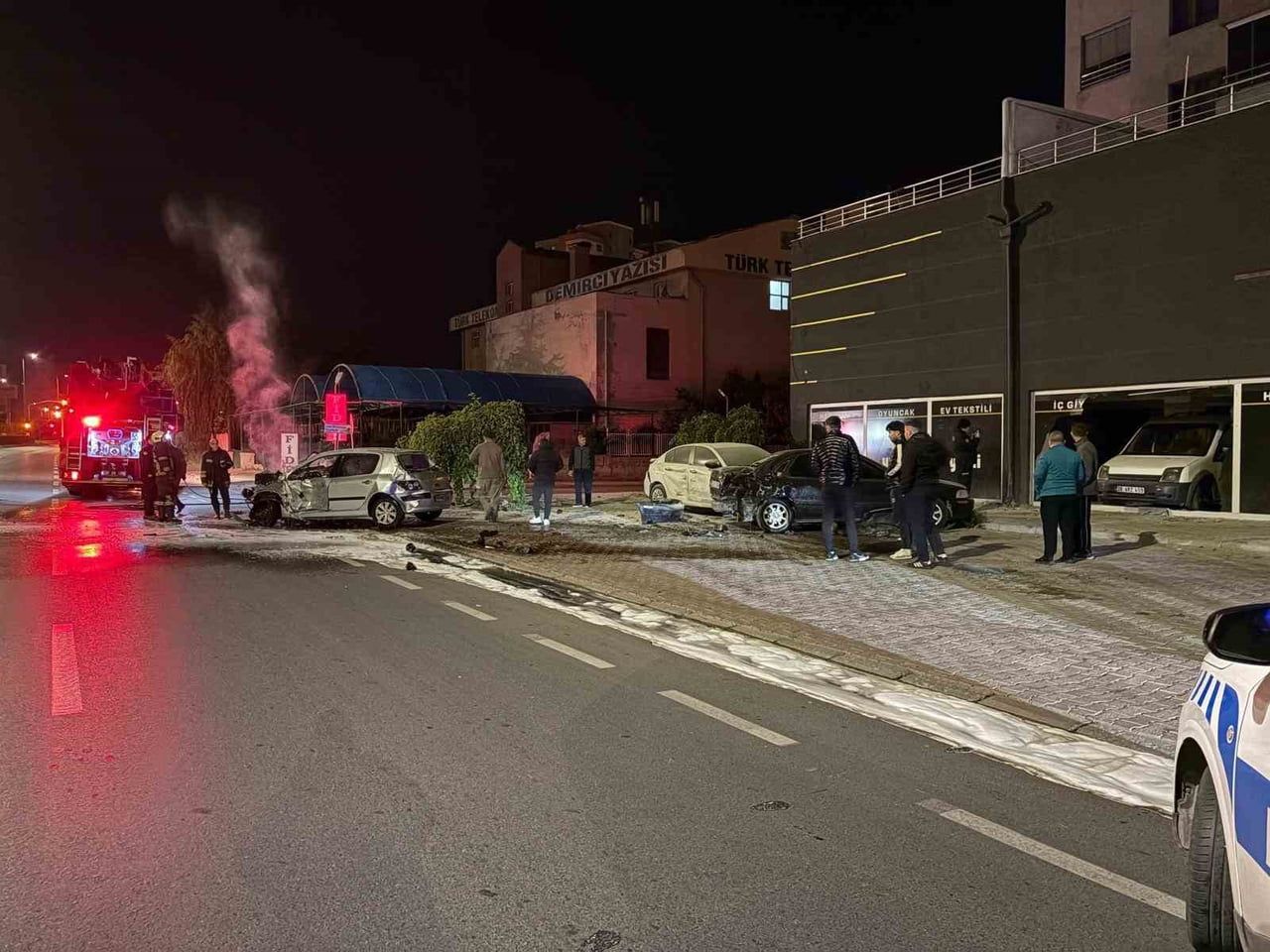 KAYSERİ’NİN MELİKGAZİ İLÇESİNDE KONTROLDEN ÇIKAN OTOMOBİL PARK HALİNDEKİ 3 ARACA ÇARPARAK, ALEV...