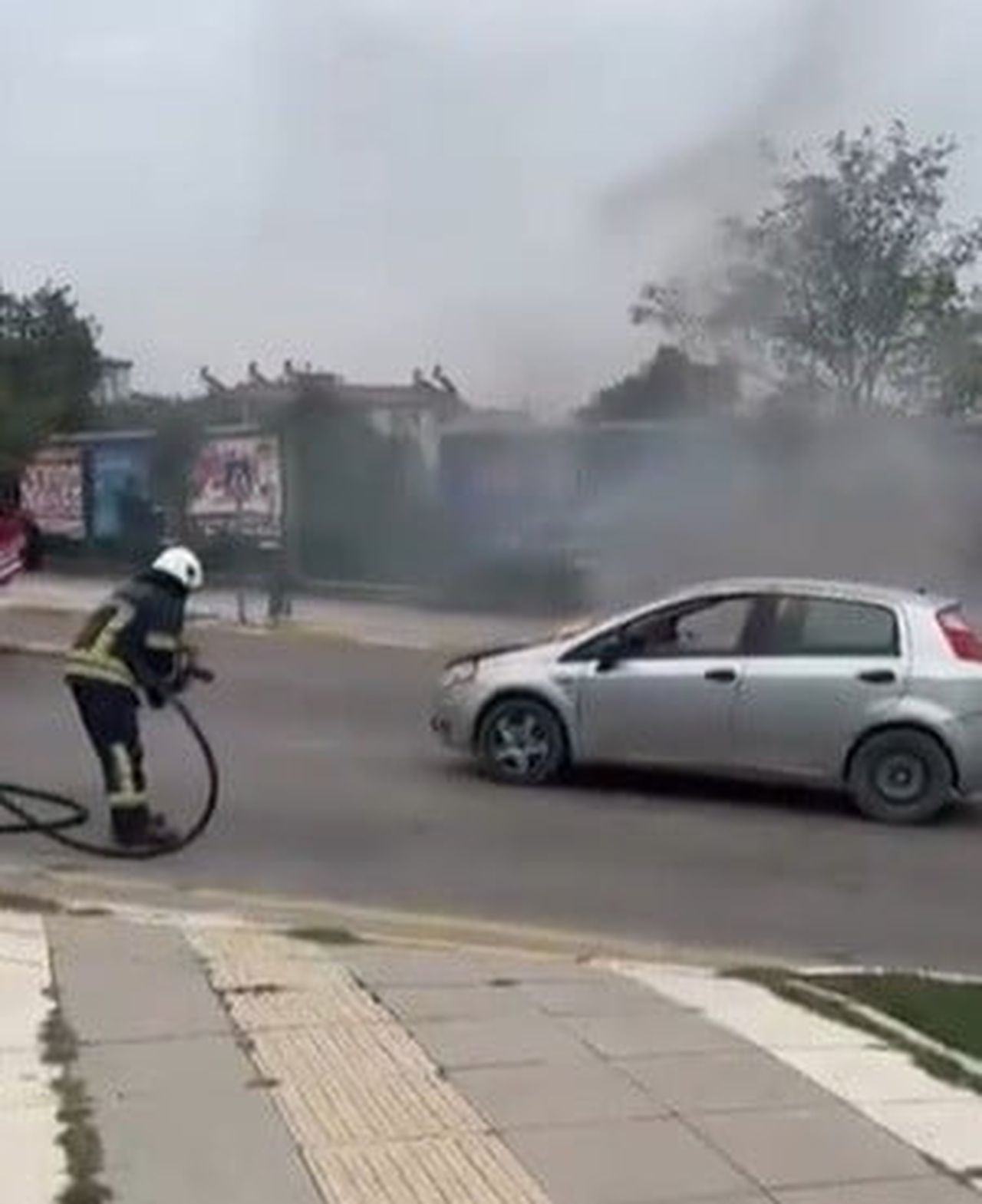 ELAZIĞ’DA SEYİR HALİNDEKİ BİR OTOMOBİLİN MOTOR KISMINDA ÇIKAN YANGIN, İTFAİYE EKİPLERİNİN HIZLI...