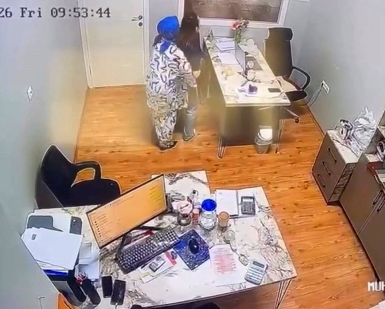 BOĞAZINA ŞEKER KAÇAN KADIN ÇALIŞAN, MESAİ ARKADAŞININ YAPTIĞI HEİMLİCH MANEVRASIYLA...