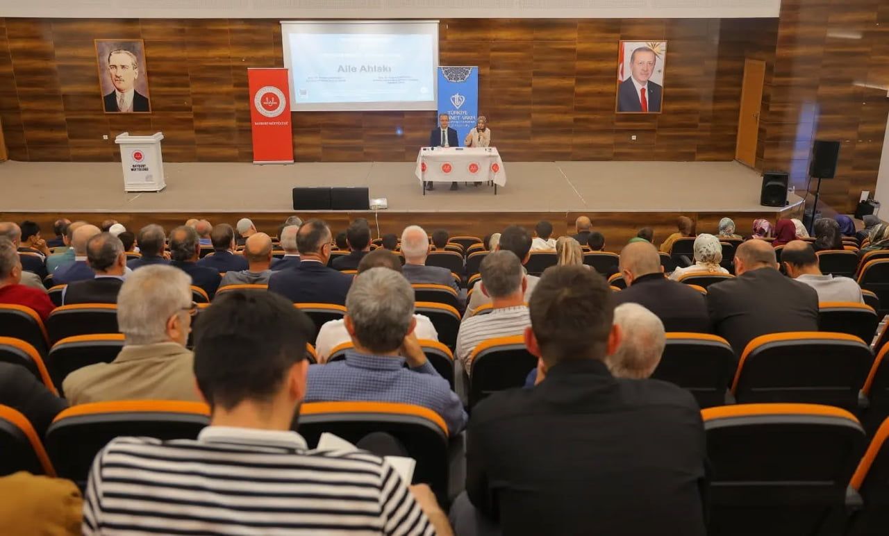 BAYBURT’TA AİLE AHLAKININ TEMEL DEĞERLERİ KONFERANSTA ANLATILDI