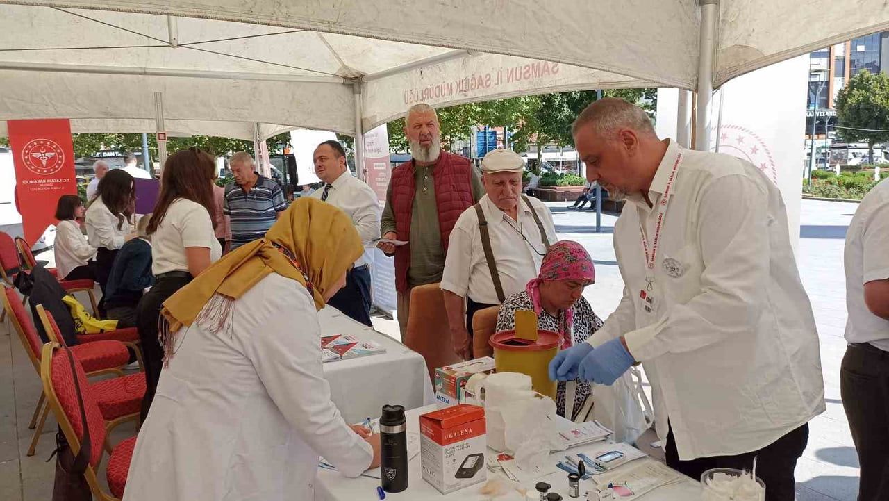 HAVZA İLÇE SAĞLIK MÜDÜRLÜĞÜ TARAFINDAN KEVSER MEYDANI’NDA GERÇEKLEŞTİRİLEN ETKİNLİKTE VATANDAŞLARA...
