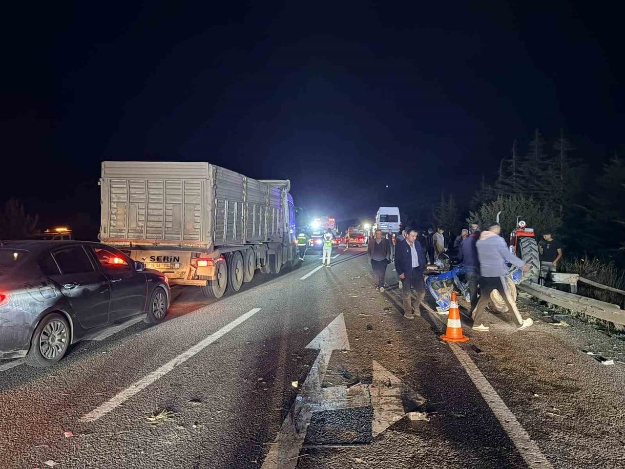KÜTAHYA'DA TRAKTÖR, MİNİBÜS VE İKİ OTOMOBİLİN KARIŞTIĞI ZİNCİRLEME TRAFİK KAZASINDA 7 KİŞİ...