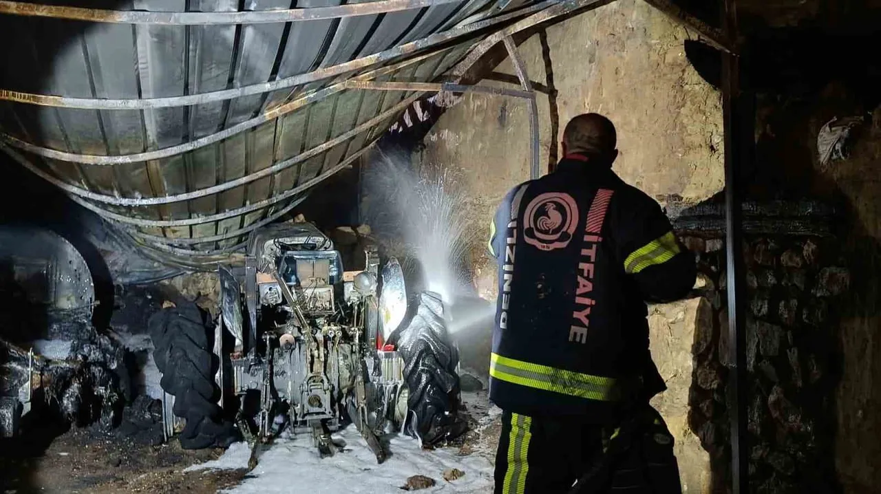 DENİZLİ’NİN ÇİVRİL İLÇESİNDE PARK HALİNDEKİ TRAKTÖRDE ÇIKAN YANGIN PANİĞE NEDEN OLDU. YANGINDA...