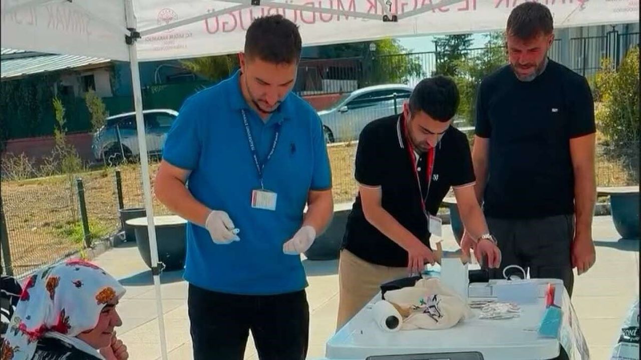 ŞIRNAK’TA HALK SAĞLIĞI HAFTASI KAPSAMINDA DÜZENLENEN ETKİNLİKTE VATANDAŞLARIN KAN ŞEKERİ VE EL...
