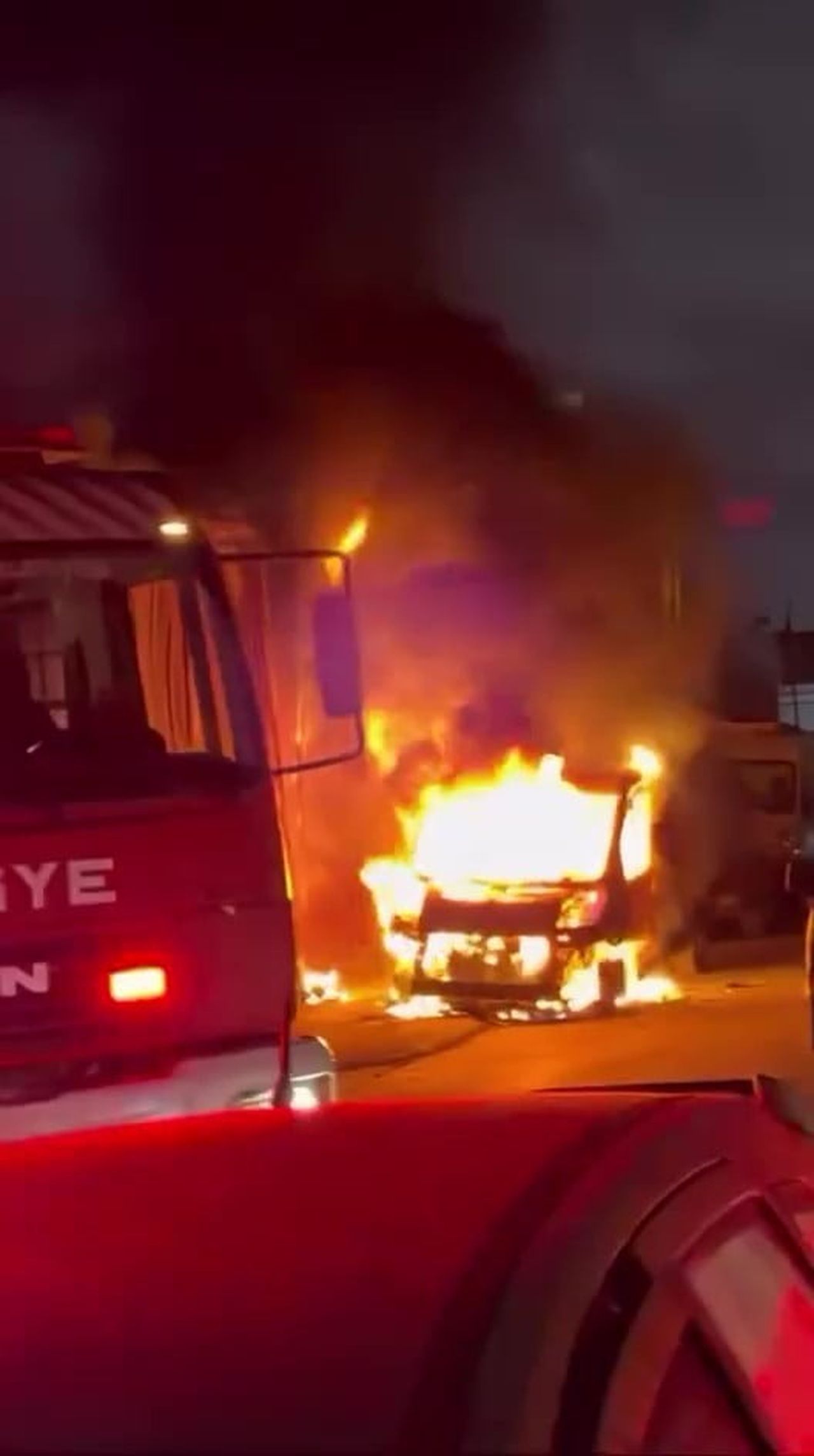 KOCAELİ'NİN KARTEPE İLÇESİNDE BİR DÜKKANDA ÇIKAN YANGIN, YANINDA BULUNAN OTOMOBİLE SIÇRADI....