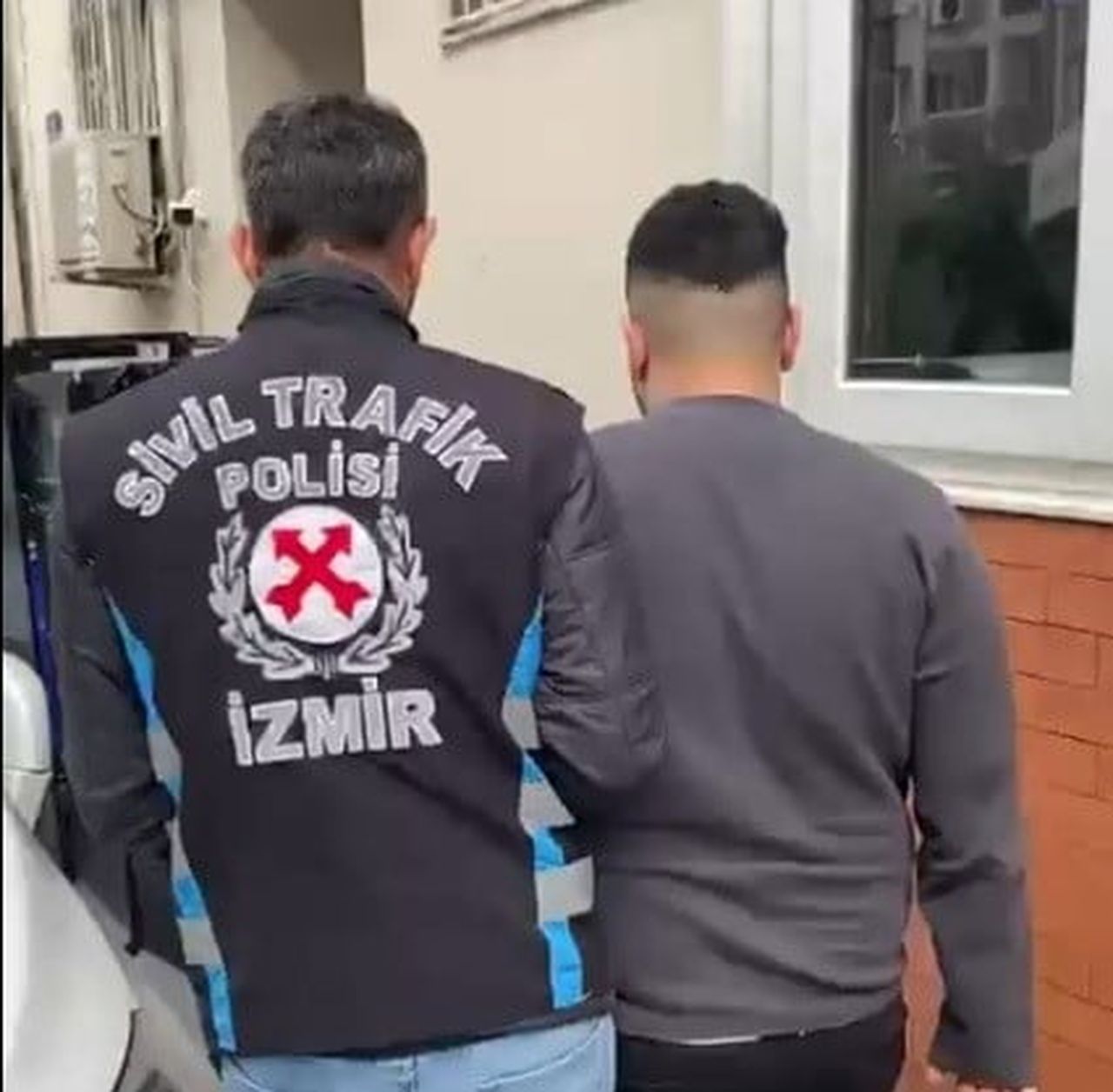 İZMİR'İN KONAK İLÇESİNDE TRAFİKTE SEYİR HALİNDEKİ BİR SÜRÜCÜNÜN ÖNÜNÜ KESEREK EŞİ VE 9 AYLIK...