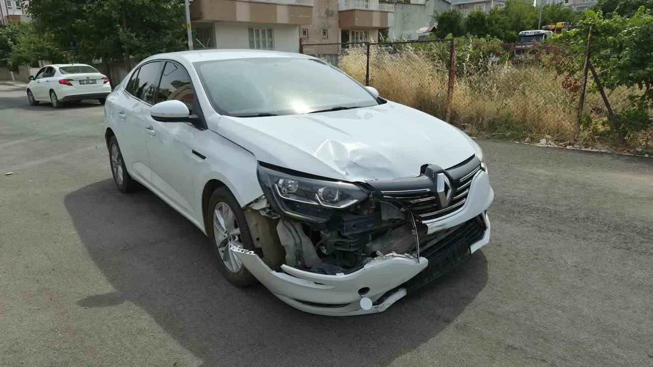 ADIYAMAN’DA MOTOSİKLET İLE OTOMOBİLİN ÇARPIŞMASI SONUCU 2 KİŞİ YARALANDI.