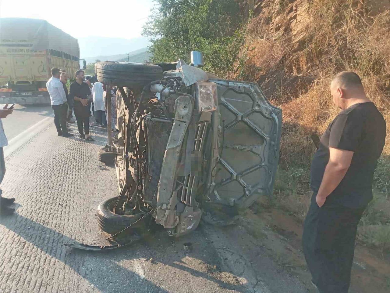 OSMANİYE’DE KONTROLDEN ÇIKAN HAFİF TİCARİ ARAÇ YAN YATTI: 4 YARALI