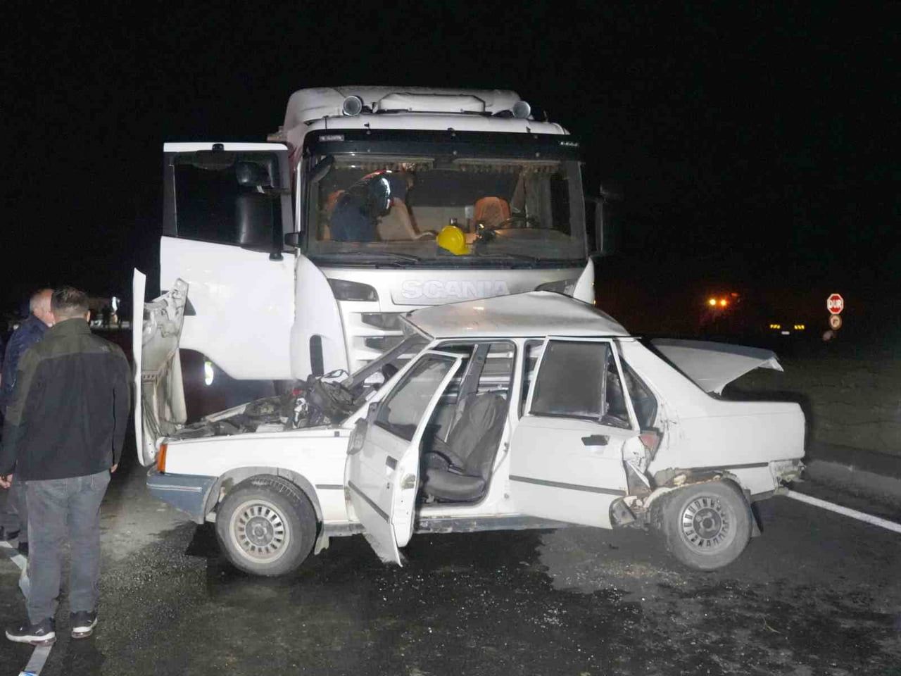 KASTAMONU’NUN TAŞKÖPRÜ İLÇESİNDE TIR İLE OTOMOBİLİN ÇARPIŞTIĞI KAZADA SÜRÜCÜ CİHAN ERGÜN İLE...