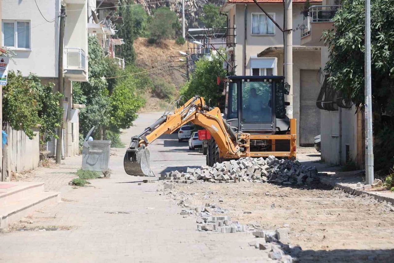 KOÇARLI BELEDİYESİ, GÜNDOĞAN MAHALLESİ YUNUS EMRE SOKAK’TA YOL YENİLEME ÇALIŞMASI BAŞLATIRKEN...