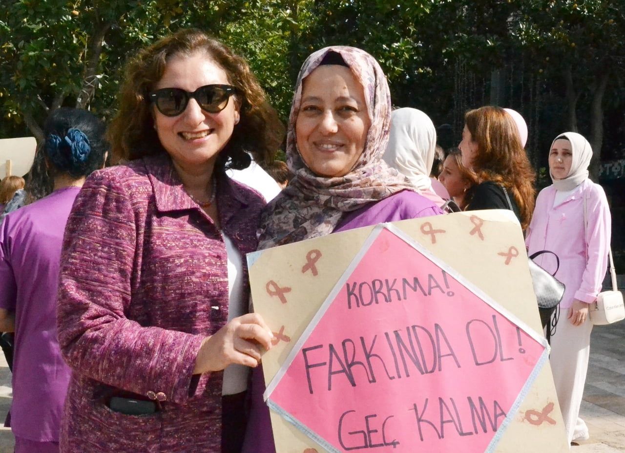 MANİSA'DA MEME KANSERİ FARKINDALIK AYI KAPSAMINDA DÜZENLENEN PEMBE KURDELELİ YÜRÜYÜŞTE, ERKEN...