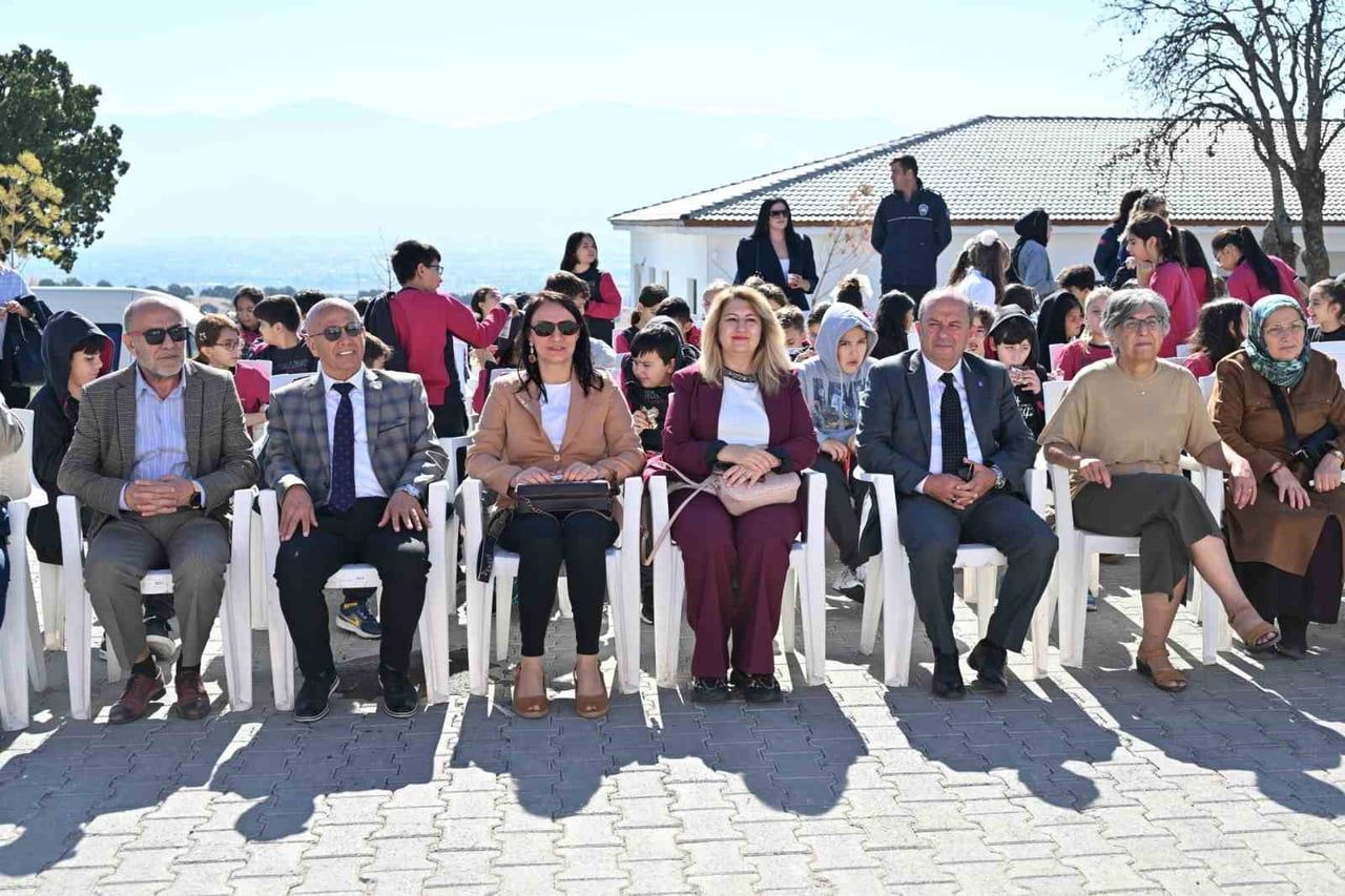 MANİSA’DA 4 EKİM HAYVANLARI KORUMA GÜNÜ KAPSAMINDA DÜZENLENEN ETKİNLİKTE ÇOCUKLAR VE YAŞ ALMIŞ...