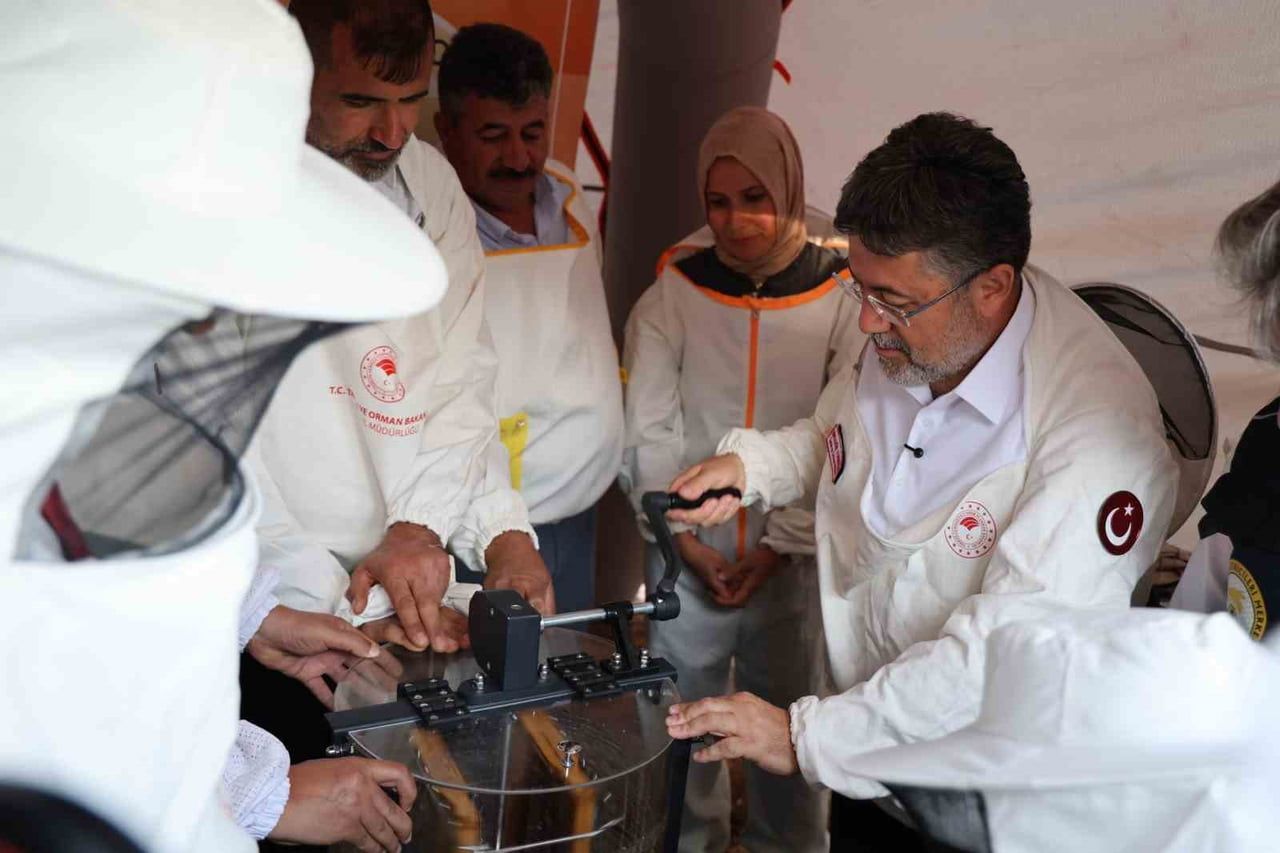 TARIM VE ORMAN BAKANI İBRAHİM YUMAKLI SİVAS’TA KEPENEK GİYDİ KENDİ ELLERİYLE BAL SAĞDI. YUMAKLI...