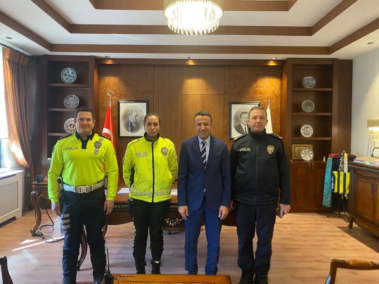 İNEGÖL KAYMAKAMI AYHAN AKPAY, TRAFİK POLİSİ ŞERİFE NUR CAN'LA BİR ARAYA GELDİ