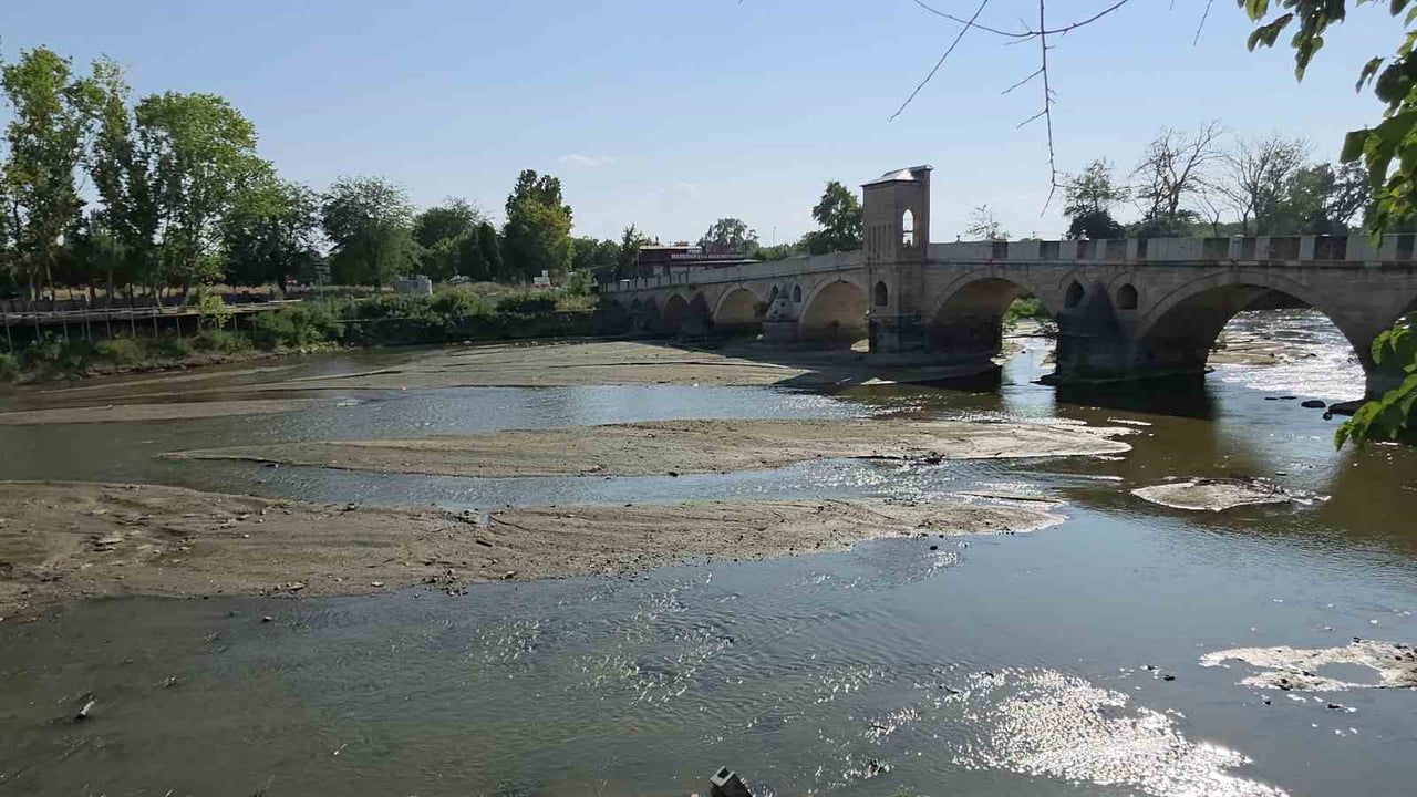 EDİRNE'DEN GEÇEN TUNCA NEHRİ'NDE, HAVA SICAKLIKLARININ ETKİSİYLE SU SEVİYESİ GÖZLE GÖRÜLÜR ŞEKİLDE...