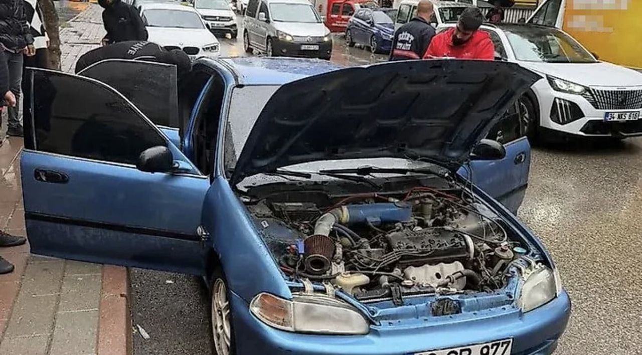 SİİRT'TE PARK HALİNDEKİ OTOMOBİLDE ÇIKAN YANGIN İTFAİYE EKİPLERİNİN MÜDAHALESİYLE BÜYÜMEDEN...