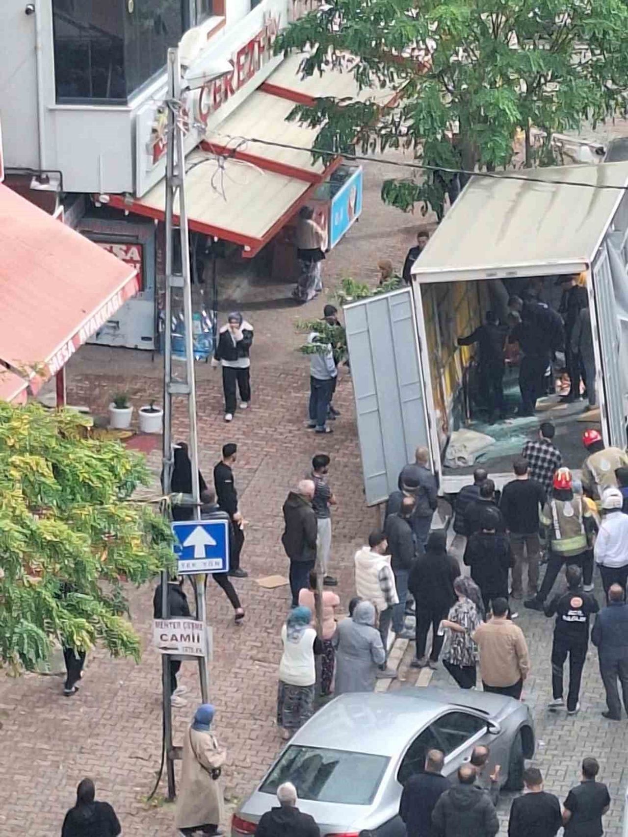 İSTANBUL ESENYURT'TA YÜK İNDİRMEYE GELEN KAMYONETİN İÇERİSİNDE BULUNAN İKİ İŞÇİNİN ÜZERİNE CAM...