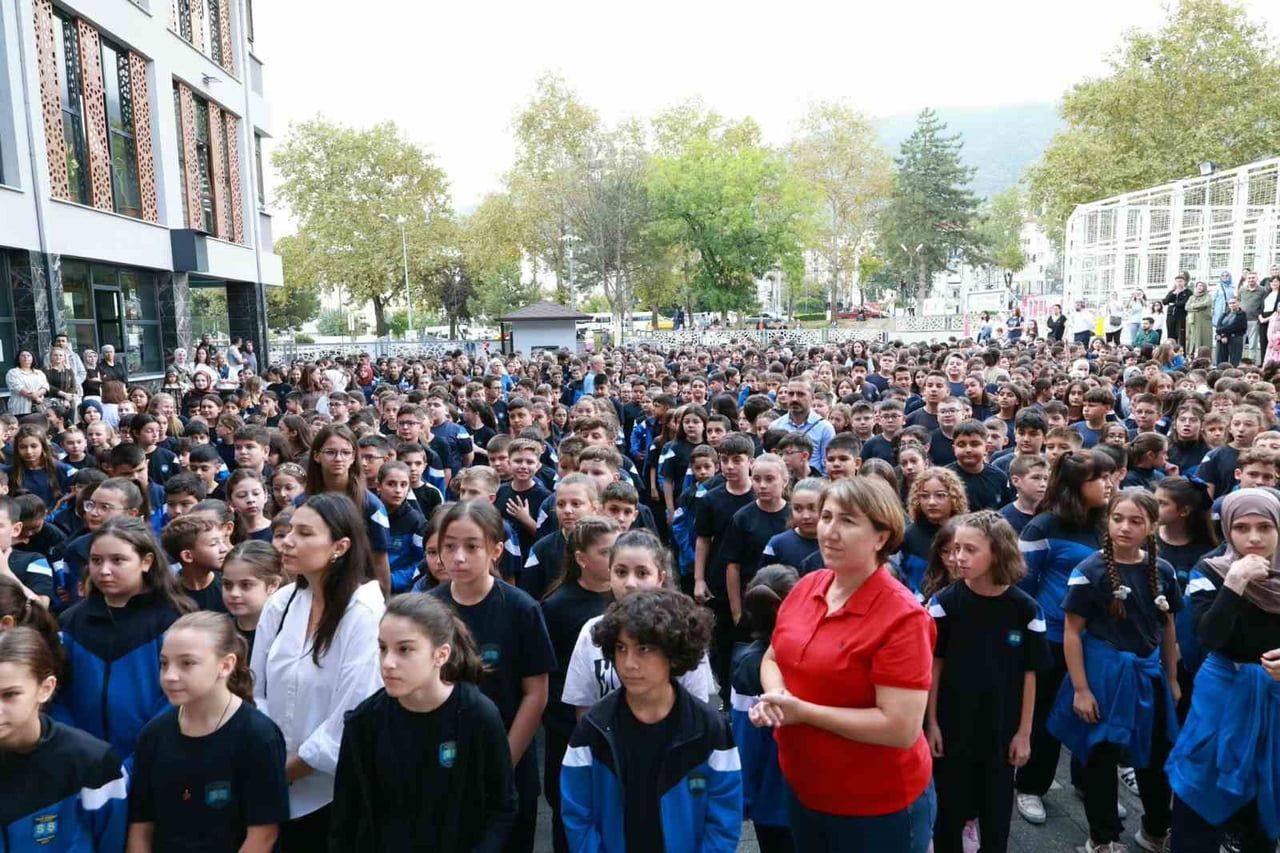 OSMANGAZİ BELEDİYE BAŞKANI ERKAN AYDIN, 2026-2027 EĞİTİM VE ÖĞRETİM YILI’NIN İLK GÜNÜNDE OKUL...