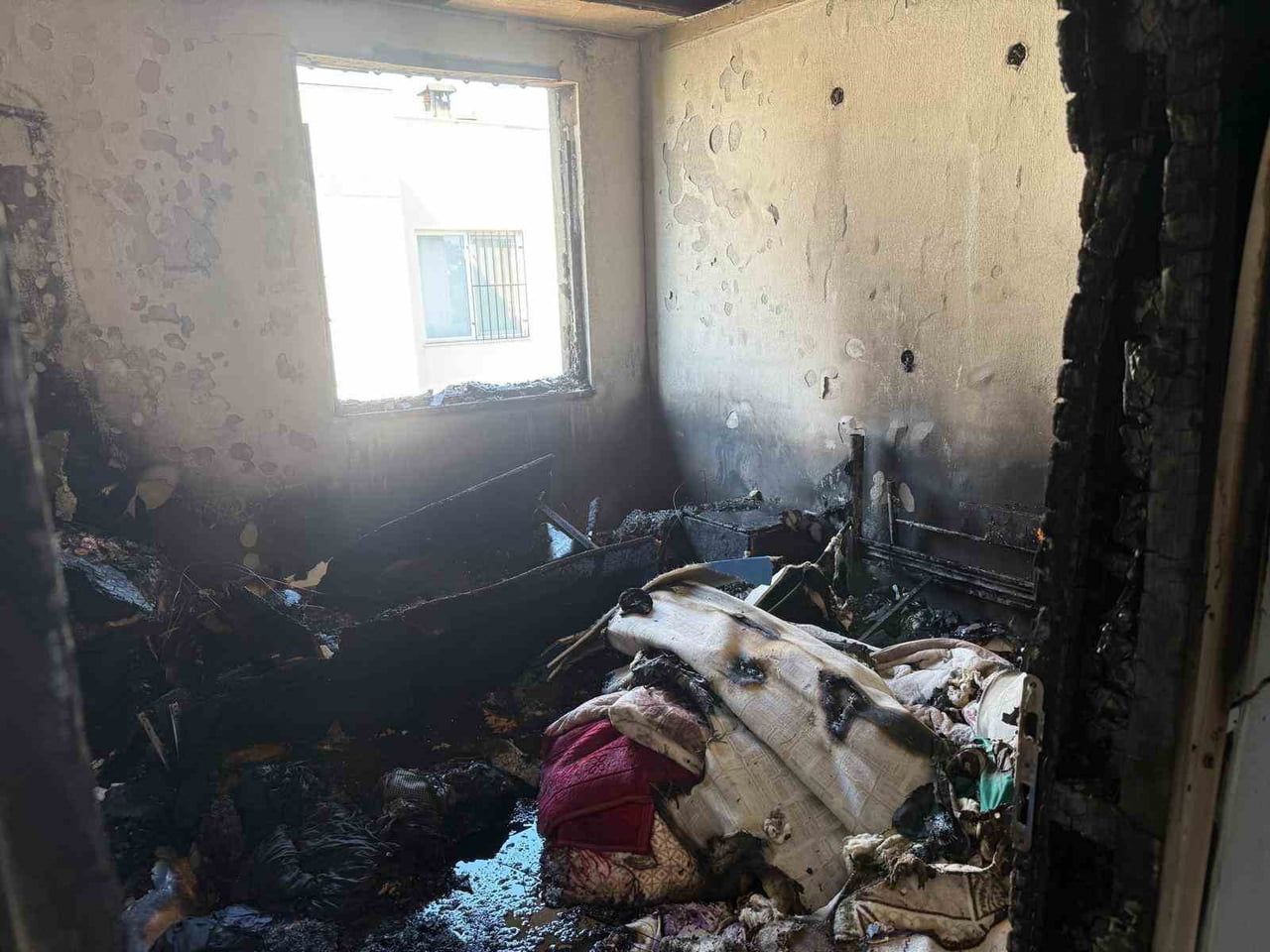 YANGINDA EVİN İKİ ODASI TAMAMEN YANARAK KULLANILAMAZ HALE GELDİ.