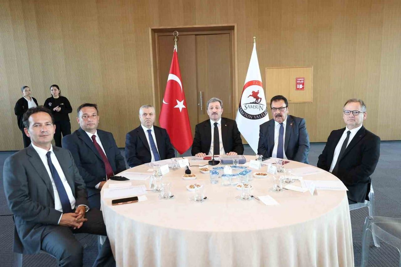 VALİ ORHAN TAVLI (SAĞDAN 3'ÜNCÜ SIRADA) BAŞKANLIĞINDA 2026 YILI 4. İL KOORDİNASYON KURULU...