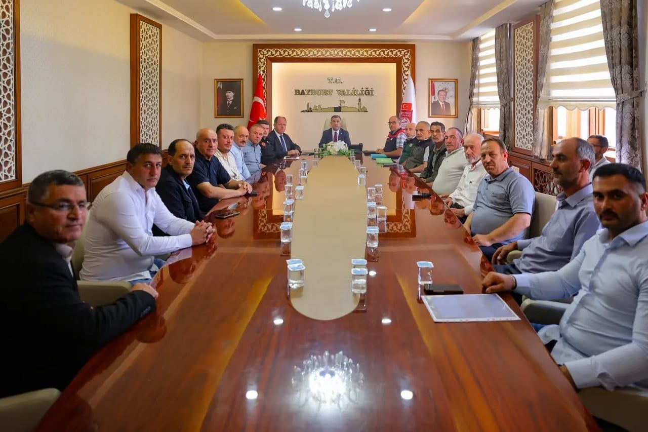 BAYBURT’TA MUHTARLARLA KÖYLERİN İHTİYAÇLARI GÖRÜŞÜLDÜ