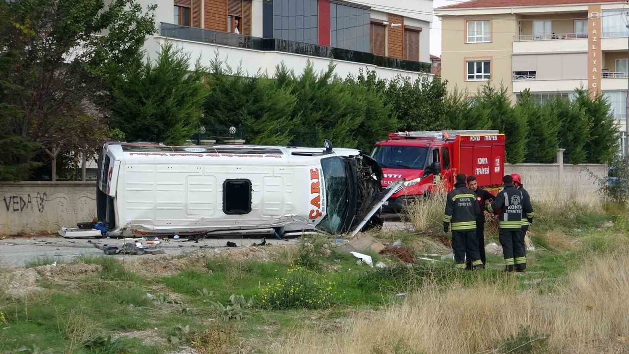 KONYA'DA REHABİLİTASYON MERKEZİ SERVİS MİNİBÜSÜ İLE OTOMOBİLİN ÇARPIŞMASI SONUCU 8'İ ÇOCUK 9 KİŞİ...