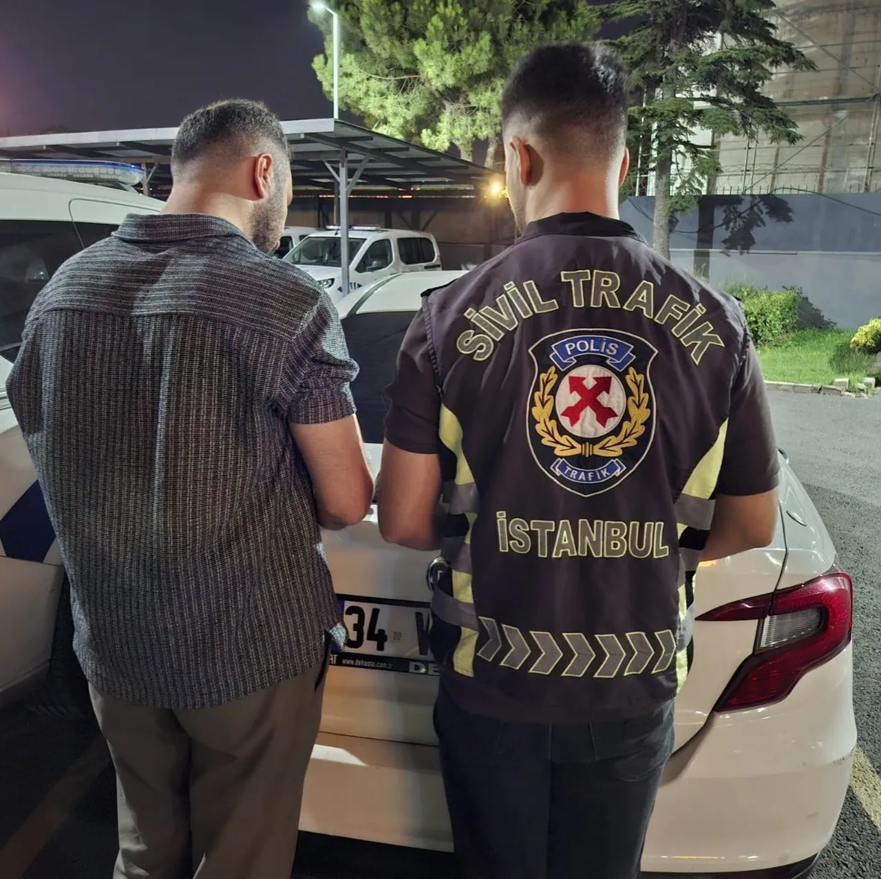 ZEYTİNBURNU’NDA YAYA YOLUNDAN GEÇEN ADAMA SALDIRAN SÜRÜCÜ YAKALANDI