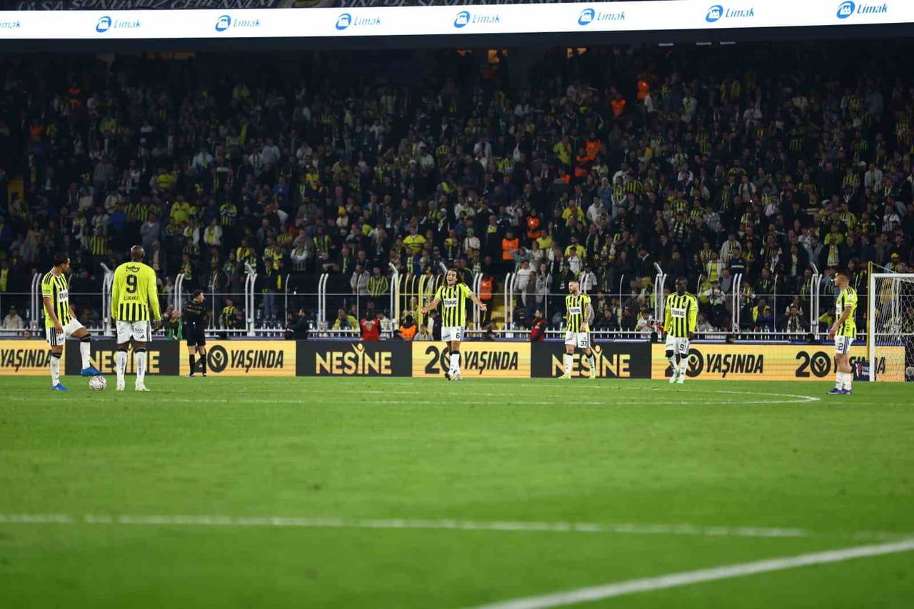 FENERBAHÇE, TRENDYOL SÜPER LİG'İN 10. HAFTASINDA EVİNDE KARŞILAŞTIĞI GÖZTEPE'YE 2-1 YENİLDİ VE...