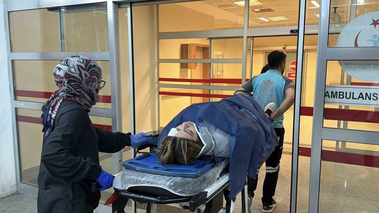 ADIYAMAN’DA İKİ OTOMOBİL İLE BİR MOTOSİKLETİN ÇARPIŞMASI SONUCU 2 KİŞİ YARALANDI.