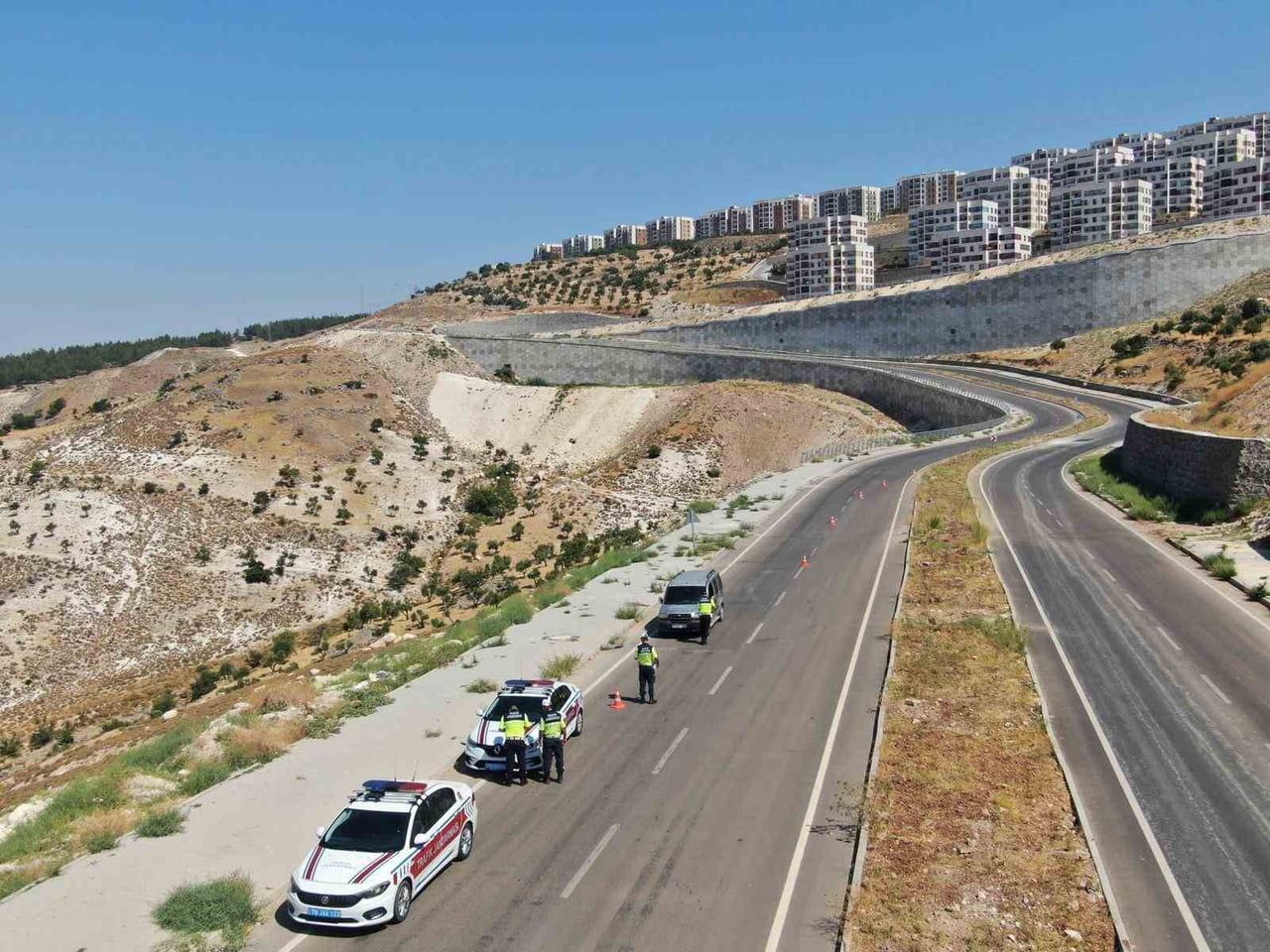 KİLİS’TE DRONE DESTEKLİ TRAFİK DENETİMİ GERÇEKLEŞTİRİLDİ