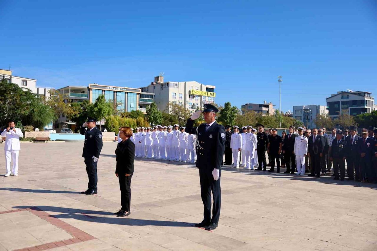 19 EYLÜL GAZİLER GÜNÜ DOLAYISIYLA CUMHURİYET KENT MEYDANI’NDA GERÇEKLEŞTİRİLEN ÇELENK SUNMA...